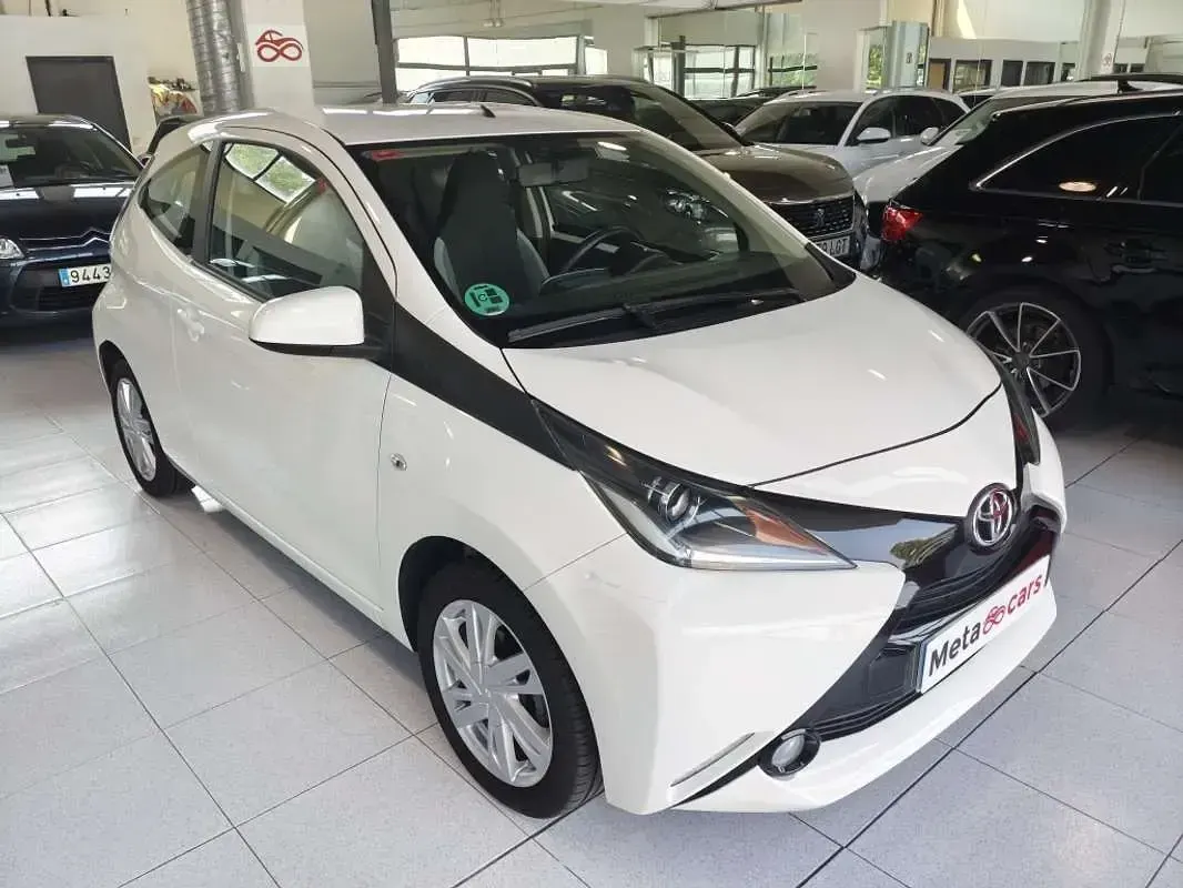 Usado Toyota Aygo X-play 69 CV (50 kW) 2016 Blanco Utilitario