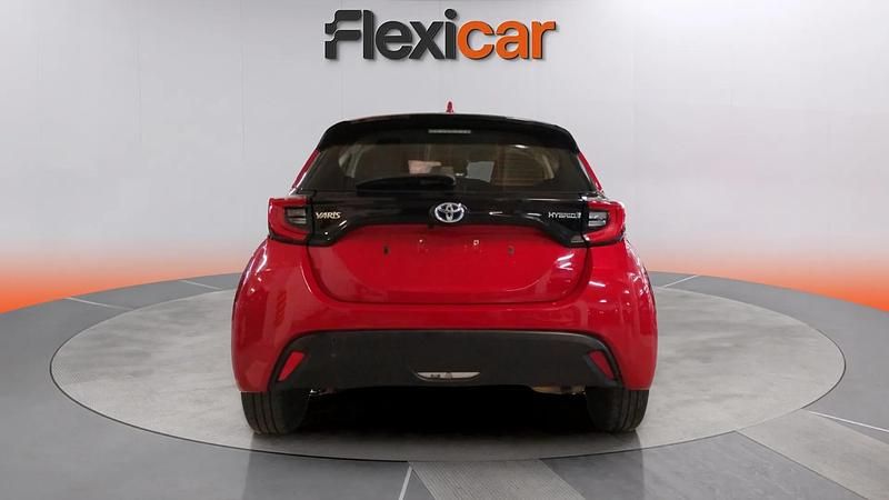 Usado Toyota Yaris Hybrid Active 116 CV (85 kW) 2023 Rojo Berlina