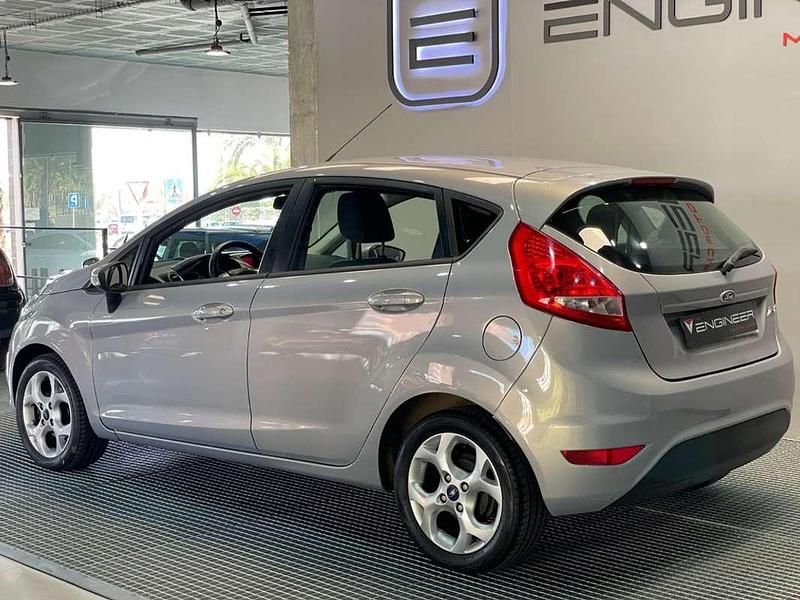 Usado Ford Fiesta Trend 75 CV (55 kW) 2012 Gris Utilitario