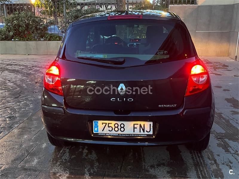 Usado Renault Clio II Dynamique 100 CV (73 kW) 2007 Negro Berlina