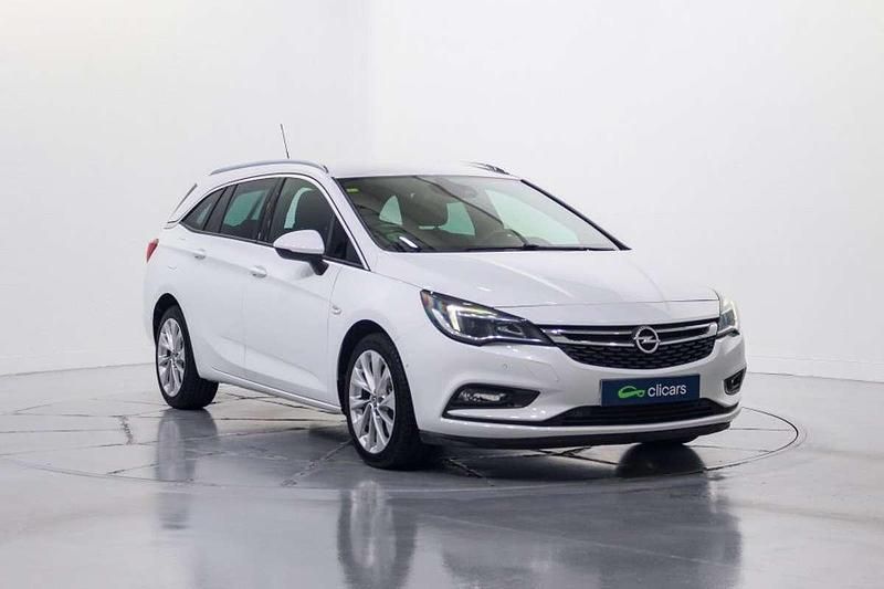 Usado Opel Astra Innovation 136 CV (100 kW) 2019 Blanco Familiar