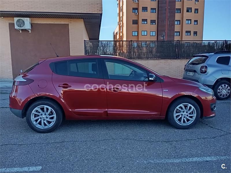 Usado Renault Mégane LIMITED 95 CV (69 kW) 2015 Granate Berlina