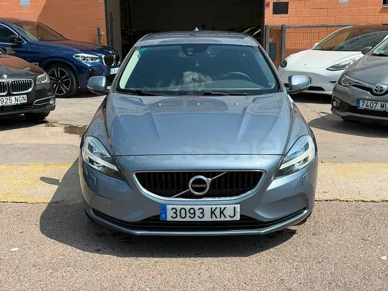 Usado Volvo V40 Momentum 120 CV (88 kW) 2018 Azul Berlina