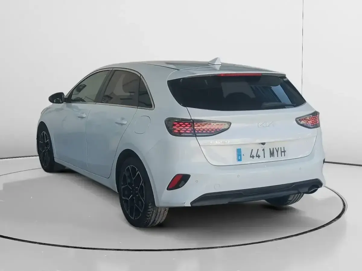 Usado Kia Ceed Edition 7 100 CV (73 kW) 2025 Blanco Utilitario