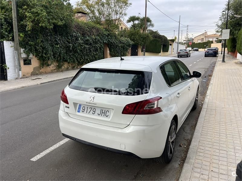 Usado Peugeot 308 Allure 115 CV (84 kW) 2015 Blanco Berlina