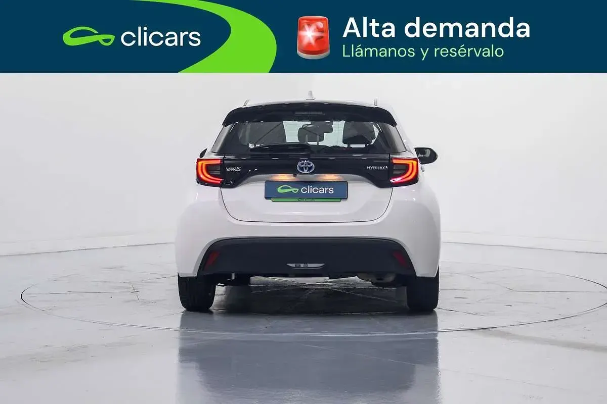 Usado Toyota Yaris Hybrid Active 75 CV (55 kW) 2022 Blanco Berlina