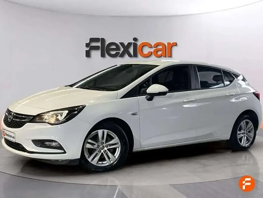 Usado Opel Astra Dynamic 110 CV (80 kW) 2019 Blanco Familiar