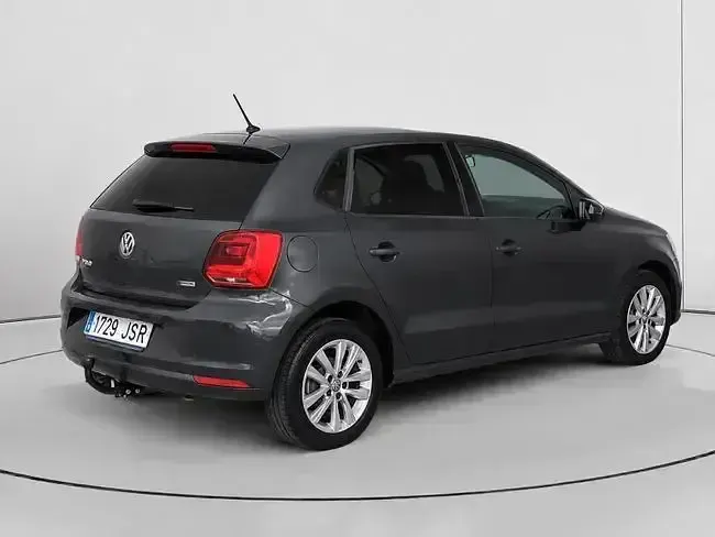 Usado VW Polo 75 CV (55 kW) 2016 Gris / plata Berlina