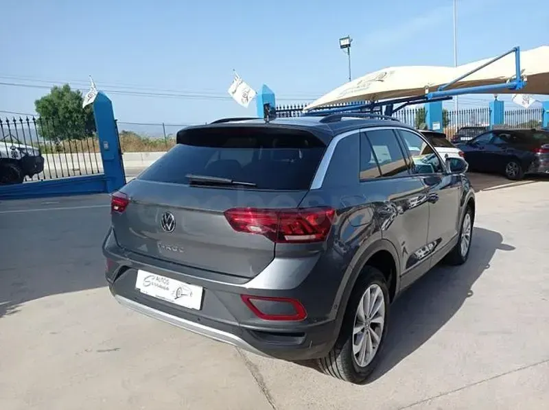 Usado VW T-Roc 150 CV (110 kW) 2025 Gris / plata SUV