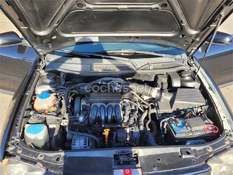 Usado Audi A3 Attraction 102 CV (75 kW) 2002 Naranja Utilitario