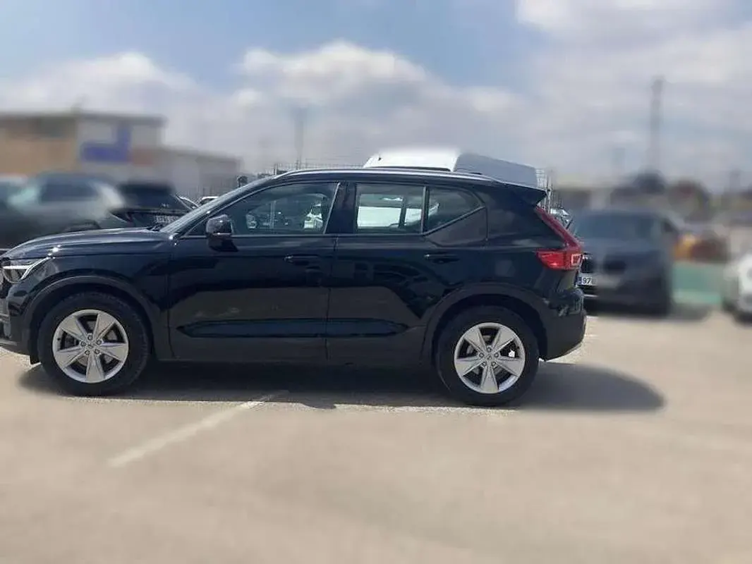 Usado Volvo XC40 Core 163 HP (119 kW) 2023 Preto SUV
