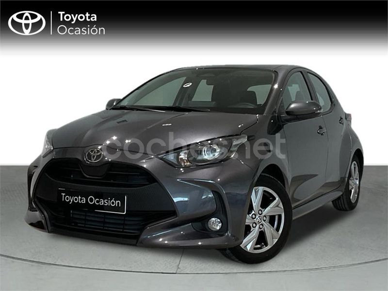 Gris / plata Usado 2024 Toyota Yaris Hybrid Active Berlina | 22.500 € (Precio justo) - Imagen 1/4