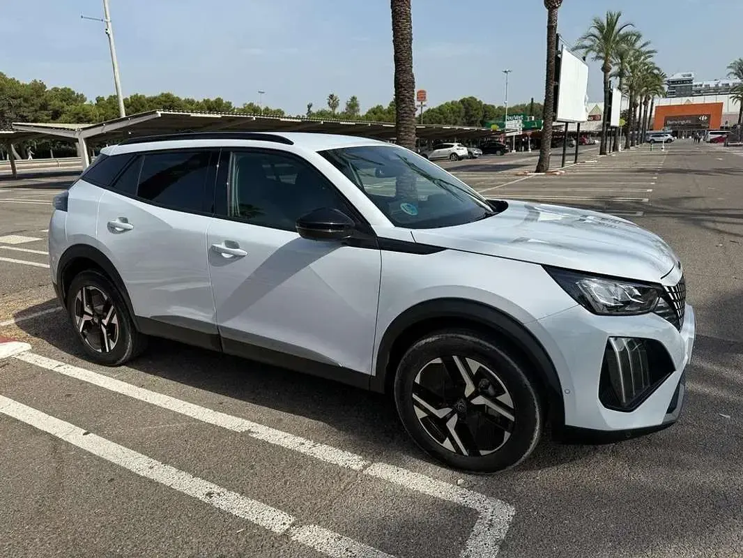 Usado Peugeot 2008 Allure 144 CV (105 kW) 2025 Blanco SUV