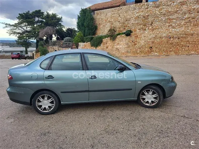 Usado Seat Cordoba Reference 75 CV (55 kW) 2005 Gris / plata Berlina