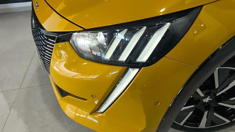 Usado Peugeot 208 GT-line 102 CV (75 kW) 2020 Amarillo Utilitario