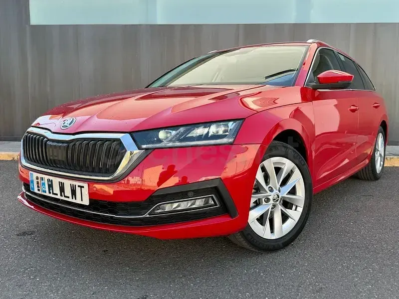 Usado Skoda Octavia Style 150 CV (110 kW) 2022 Rojo Familiar