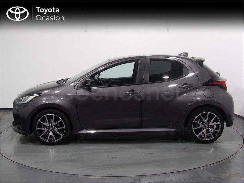 Usado Toyota Yaris Hybrid Style 116 CV (85 kW) 2022 Gris / plata Utilitario