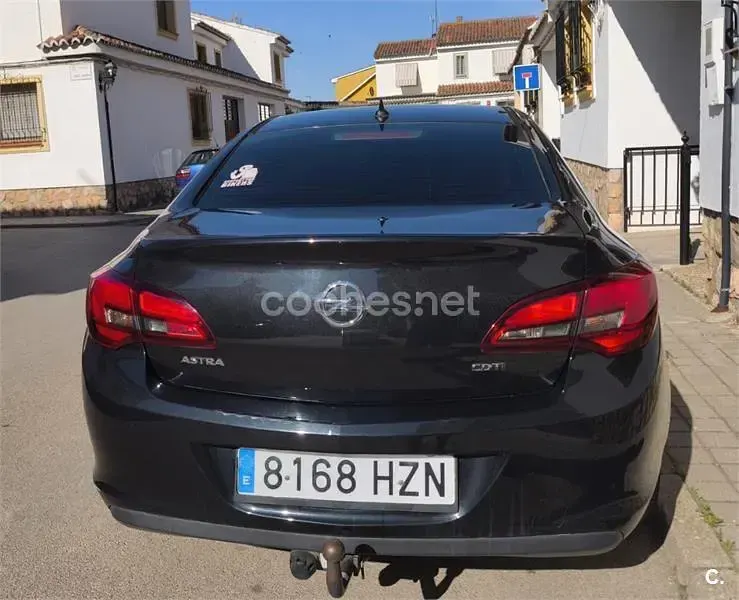 Usado Opel Astra Excellence 110 CV (80 kW) 2014 Negro Berlina
