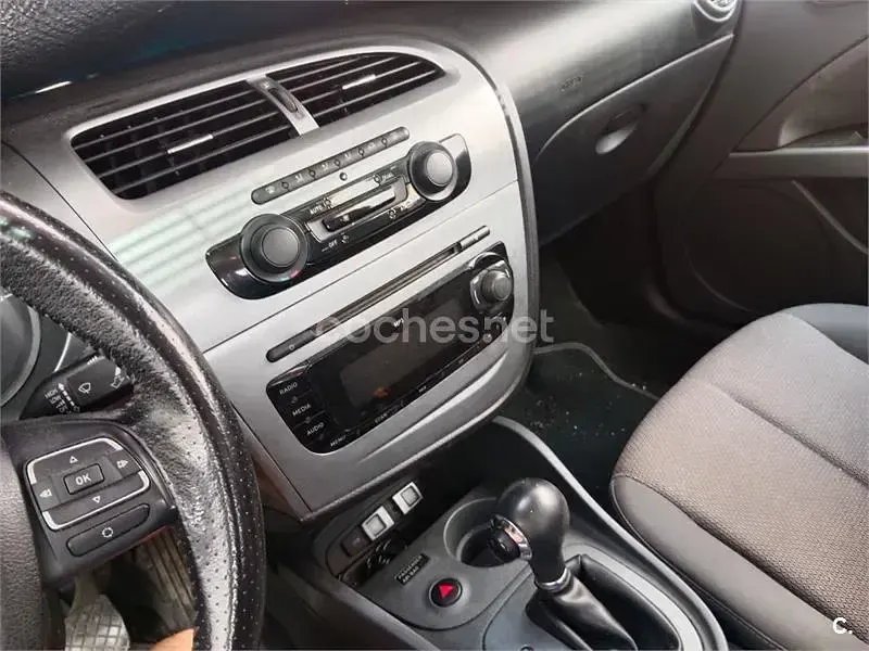 Usado Seat Leon Stylance 105 CV (77 kW) 2009 Rojo Utilitario
