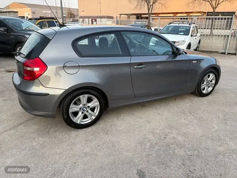 Usado BMW 116 115 CV (84 kW) 2010 Gris Utilitario