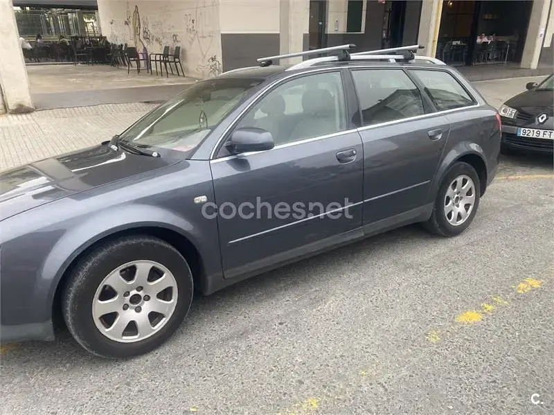Usado Audi A4 115 CV (84 kW) 2002 Gris / plata Familiar