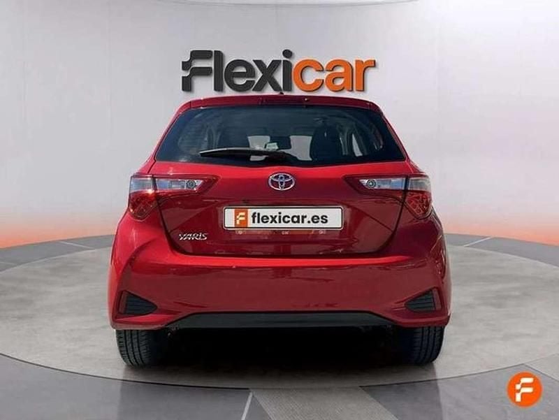Usado Toyota Yaris Active 111 CV (81 kW) 2019 Rojo Utilitario