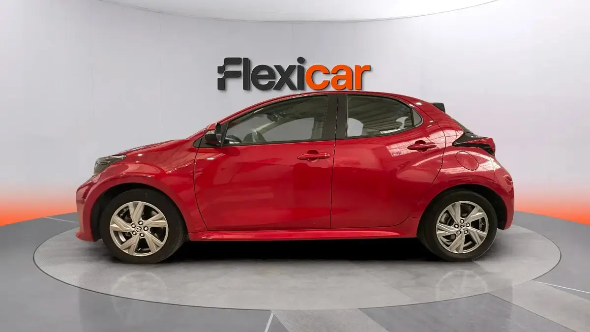 Usado Toyota Yaris Hybrid Active 116 CV (85 kW) 2025 Rojo Berlina