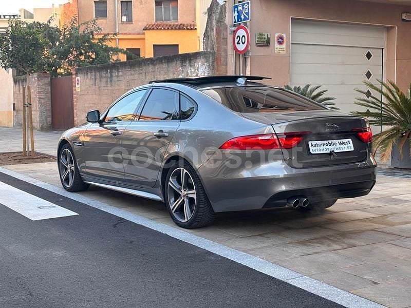 Usado Jaguar XF R-Sport 180 CV (132 kW) 2019 Gris / plata Berlina