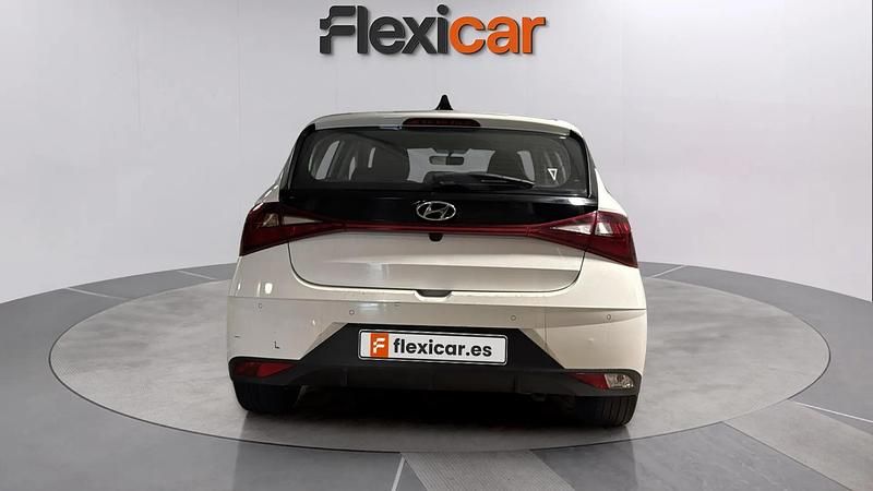 Usado Hyundai i20 101 CV (74 kW) 2021 Blanco Berlina