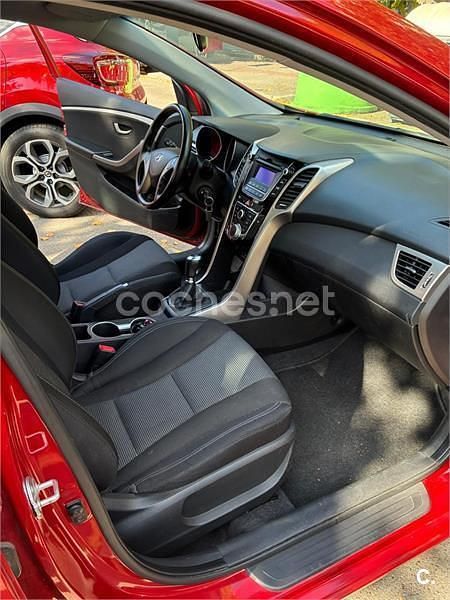 Usado Hyundai i30 90 CV (66 kW) 2015 Rojo Berlina