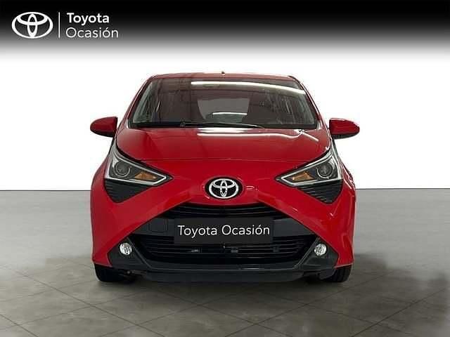 Usado Toyota Aygo X-play 72 CV (52 kW) 2021 Rojo Utilitario