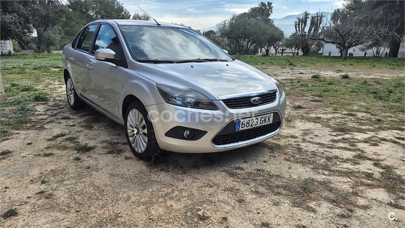 Usado Ford Focus Trend 136 CV (100 kW) 2009 Gris / plata Berlina