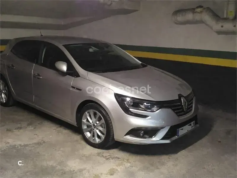 Usado Renault Mégane Zen 130 CV (95 kW) 2017 Gris / plata Berlina