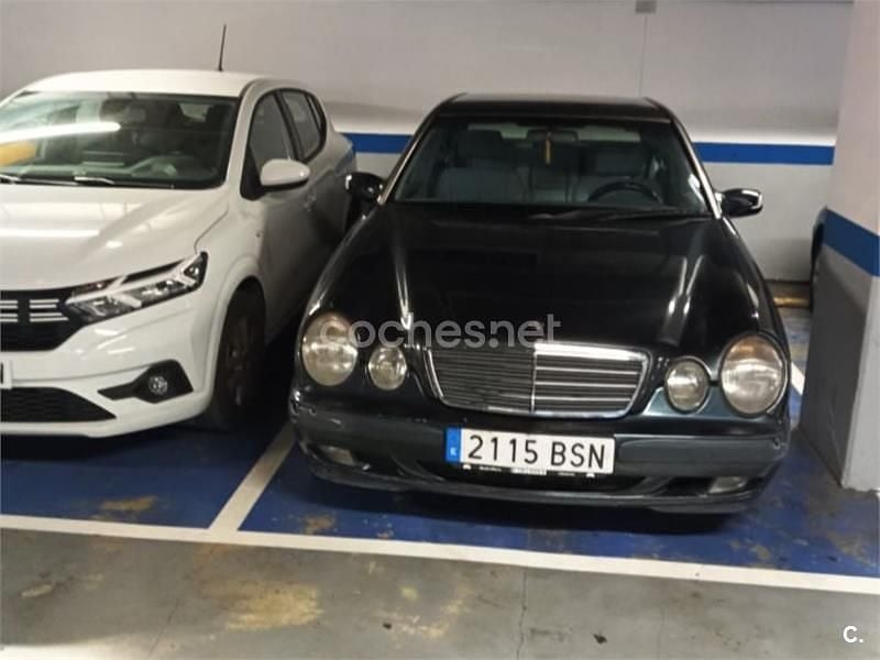 Usado Mercedes E220 Elegance 143 CV (105 kW) 2002 Azul Berlina