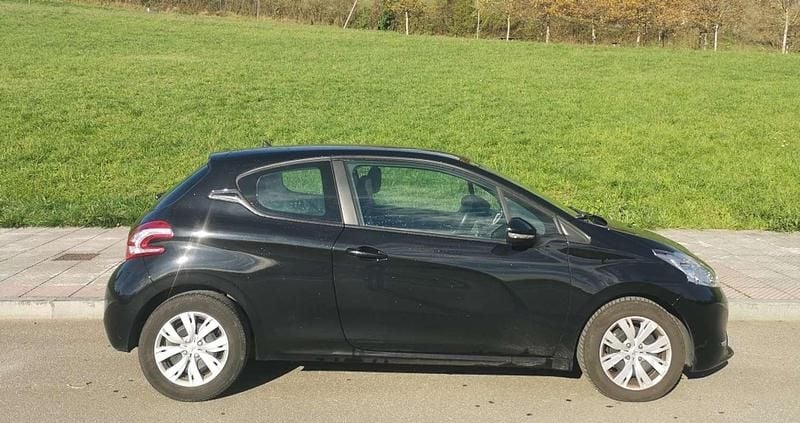 Usado Peugeot 208 Active 92 CV (67 kW) 2012 Negro Utilitario