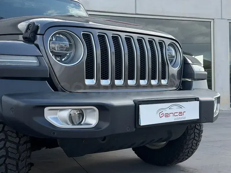 Usado Jeep Wrangler Unlimited Sahara 200 CV (147 kW) 2019 Gris / plata SUV