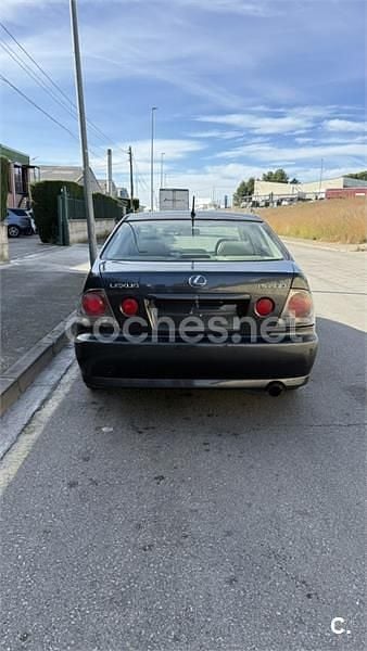 Usado Lexus IS200 Luxury Line 155 CV (114 kW) 2003 Gris / plata Berlina
