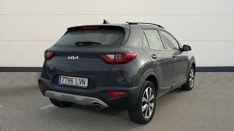 Usado Kia Stonic 100 CV (73 kW) 2021 Gris / plata SUV