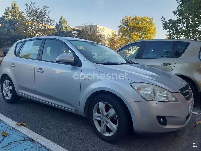 Gris / plata Usado 2007 Kia Ceed Active Utilitario | 3500 € (Un poco caro) - Imagen 1/3