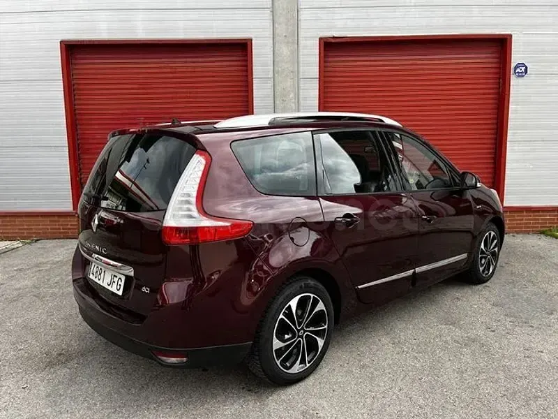 Usado Renault Grand Scénic III Bose Edition 110 CV (80 kW) 2015 Rojo Monovolumen