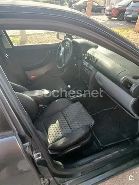 Usado Seat Leon 110 CV (80 kW) 2000 Negro Utilitario