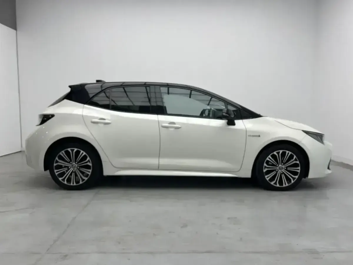 Usado Toyota Corolla Style 184 CV (135 kW) 2019 Blanco/techo negro Berlina