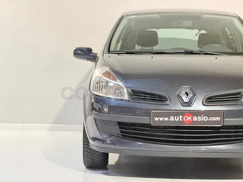 Usado Renault Clio II Authentique 85 CV (62 kW) 2007 Gris / plata Berlina