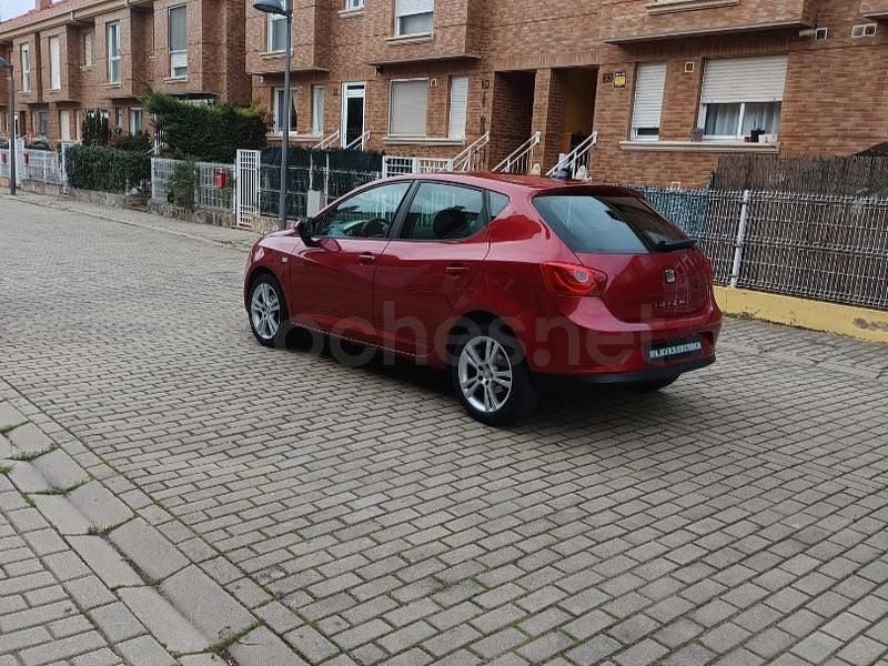 Usado Seat Ibiza Reference 90 CV (66 kW) 2011 Granate Berlina