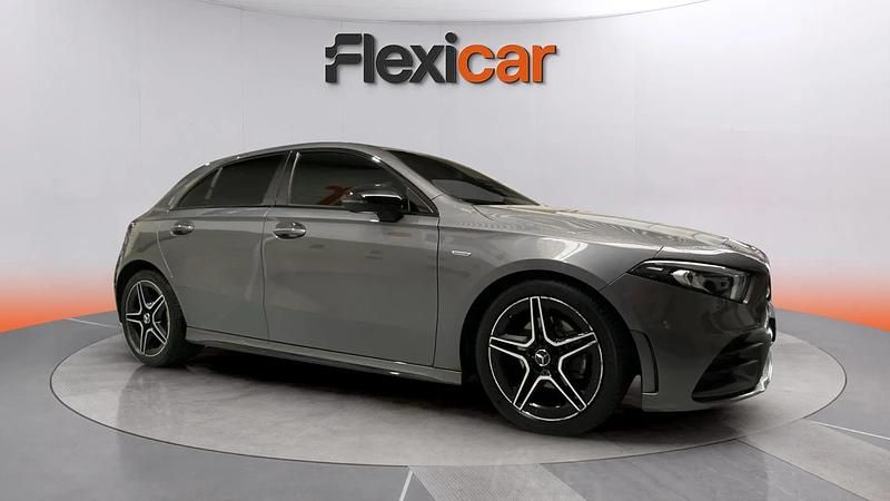 Usado Mercedes A180 116 CV (85 kW) 2021 Gris Utilitario