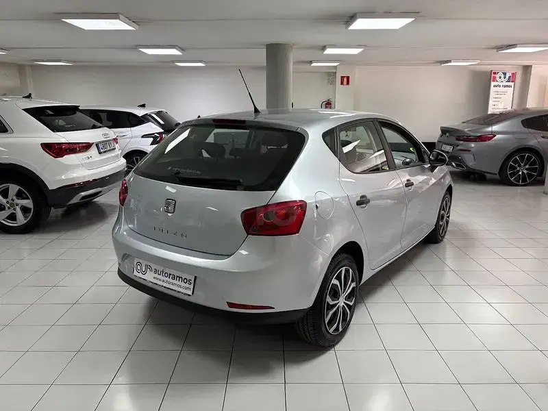 Usado Seat Ibiza Reference 90 CV (66 kW) 2011 Gris / plata Berlina