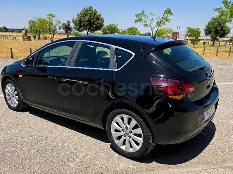 Usado Opel Astra Cosmo 125 CV (91 kW) 2011 Negro Berlina