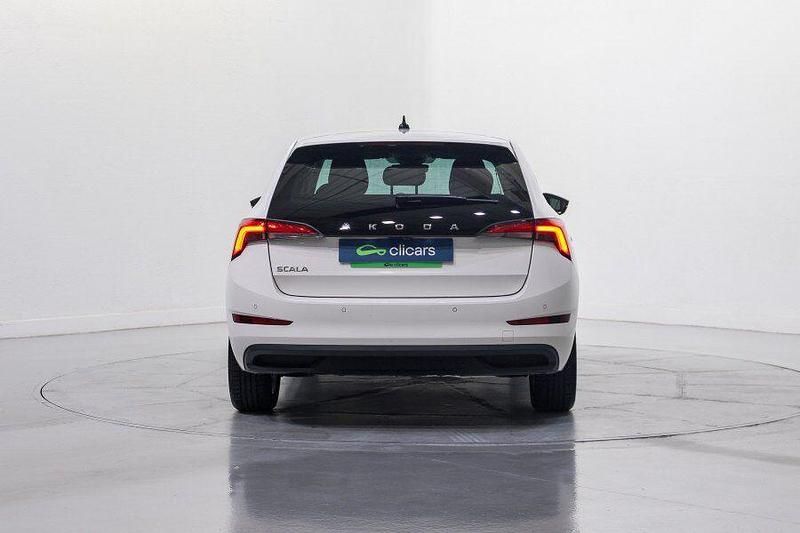 Usado Skoda Scala Ambition 110 CV (80 kW) 2022 Blanco Utilitario