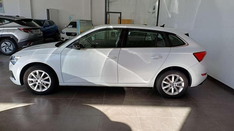 Usado Skoda Scala Ambition 90 CV (66 kW) 2020 Blanco Utilitario