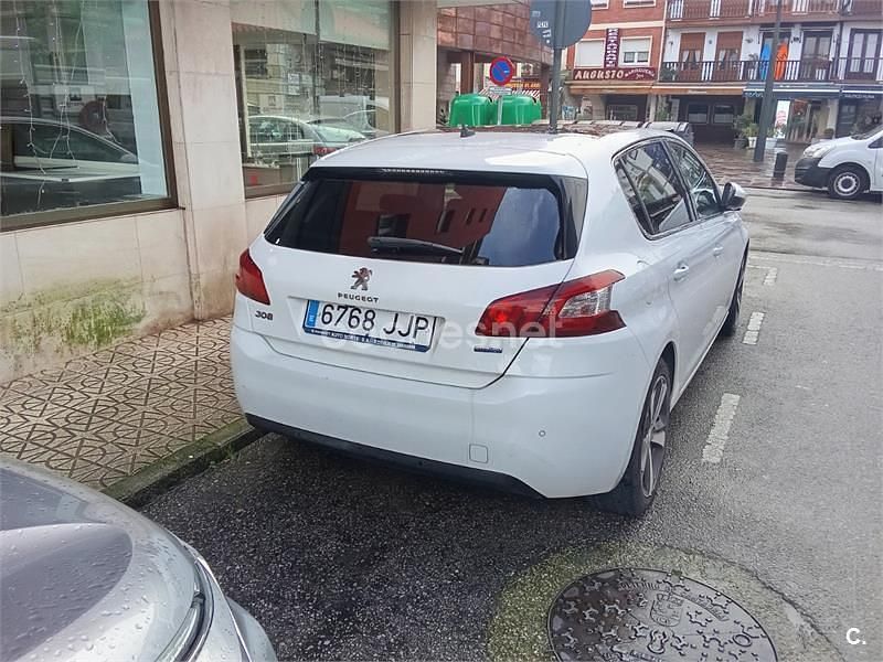 Usado Peugeot 308 Allure 120 CV (88 kW) 2015 Blanco Berlina